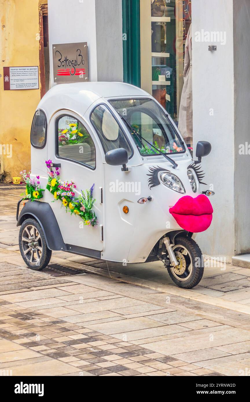 Motorisiertes Dreirad mit Girlanden und Mund in der Stadt Nafplio, Peloponnes, Griechenland Stockfoto