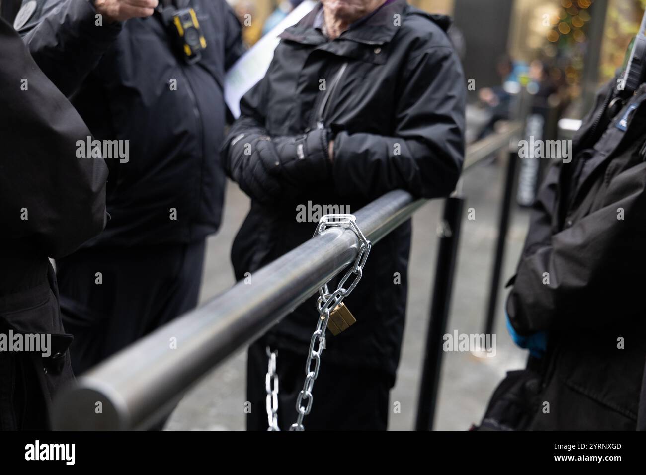 Extinction Rebellion Protest bei A&O Shearman, London, 04/12/24 Stockfoto