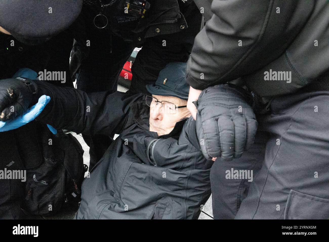 Extinction Rebellion Protest bei A&O Shearman, London, 04/12/24 Stockfoto