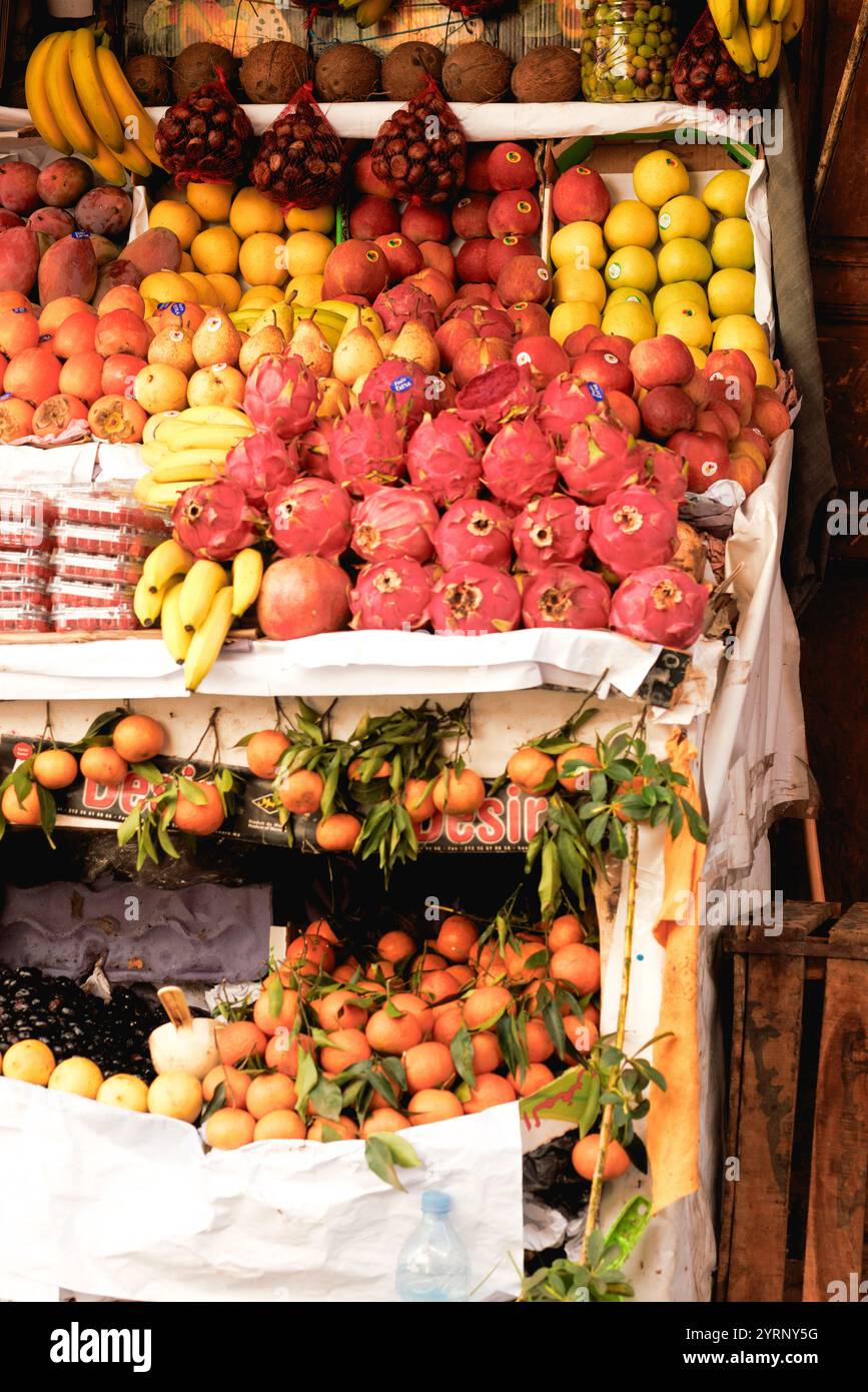 Straßenfotografie der Medina, dem alten zentralen Marktplatz von Rabat in Marokko. Stockfoto
