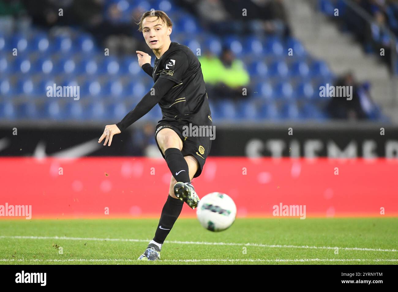 Genk, Belgien. Dezember 2024. Genk's Matte Smets wurde während eines Fußballspiels zwischen KRC Genk und Standard de Lüttich am Mittwoch, den 4. Dezember 2024, in Genk im Finale des belgischen Croky Cup 1/8 in Aktion gezeigt. BELGA FOTO JILL DELSAUX Credit: Belga News Agency/Alamy Live News Stockfoto