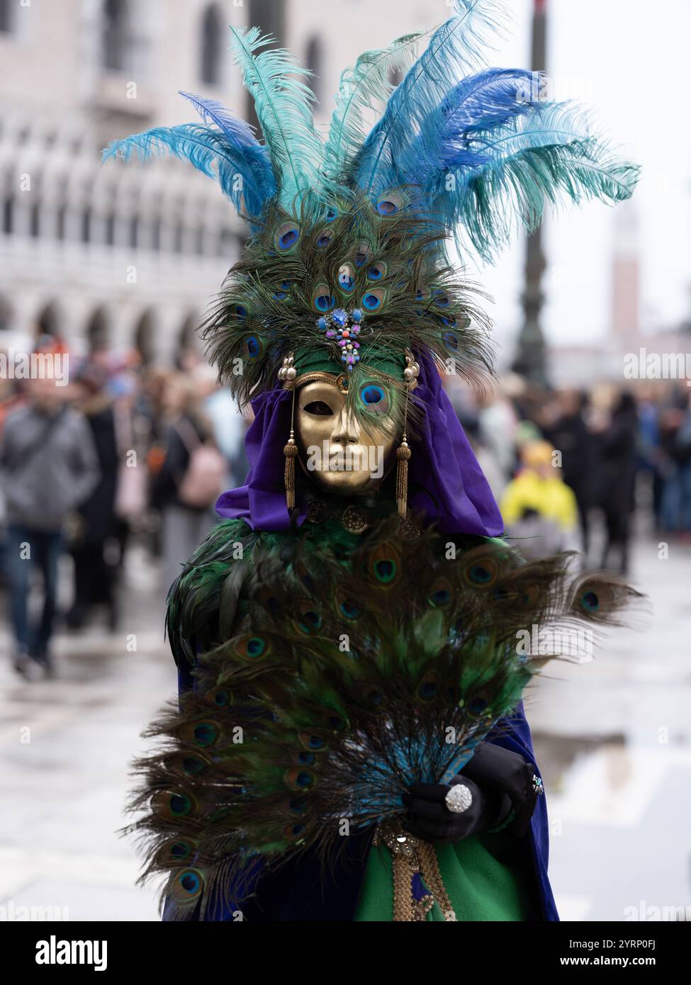 Frau in wunderschönem Karnevalskostüm auf den Straßen von Venedig, Italien während des Karnevals von Venedig. Stockfoto