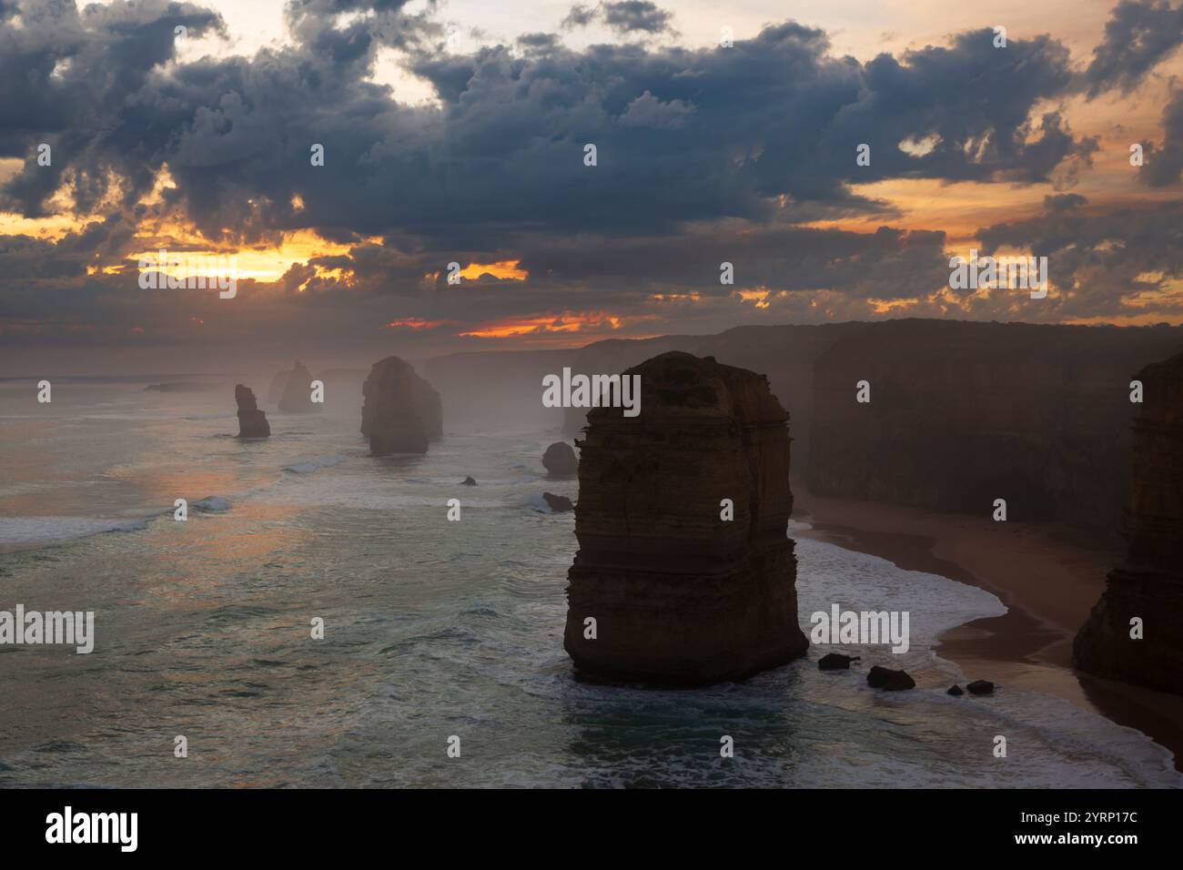 nebelansicht der 12 Apostel entlang der Great Ocean Road, Australien. Nebel umhüllt die zerklüftete Küste und schafft eine geheimnisvolle und ruhige Atmosphäre Stockfoto