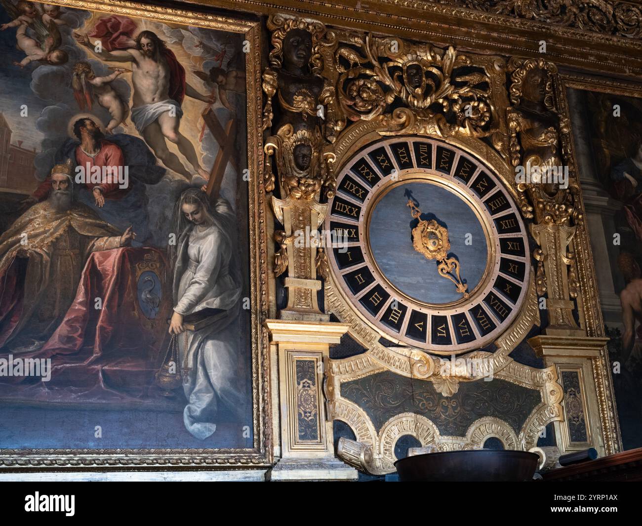 Gegen den Uhrzeigersinn: Römische Uhr im Dogenpalast in Venedig, Italien Stockfoto