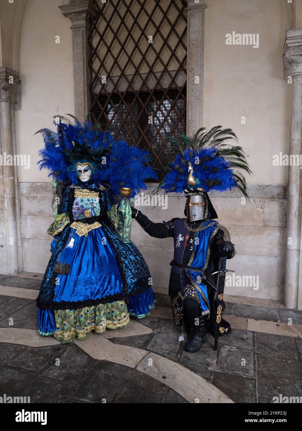Paare in wunderschönen Karnevalskostümen eines Ritters und einer Dame auf den Straßen von Venedig, Italien während des Karnevals von Venedig. Stockfoto