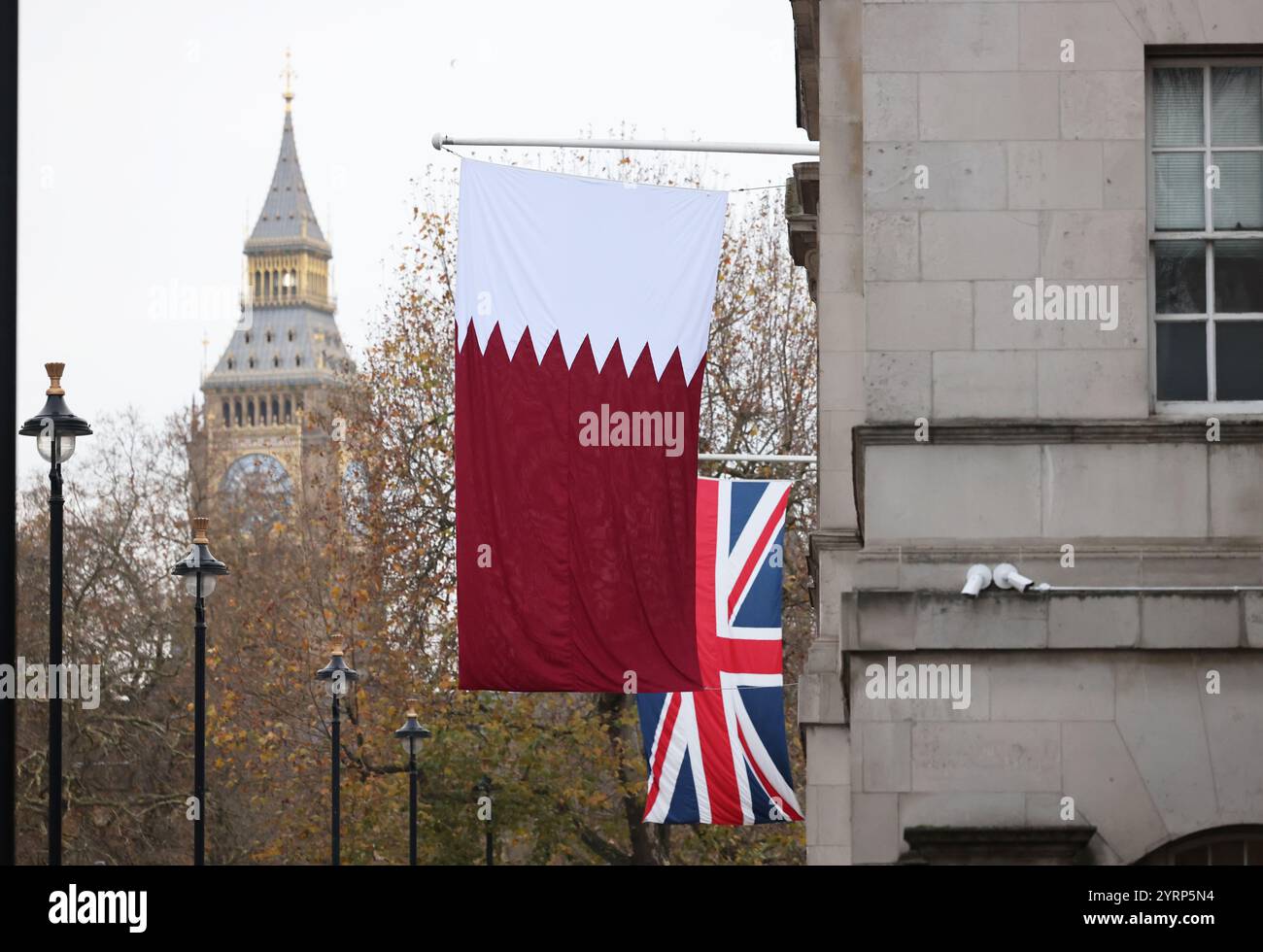 Katarische Flagge vor der Horse Guards Parade auf Whitehall für den Staatsbesuch des Emirs im Dezember 2024, London, Großbritannien Stockfoto