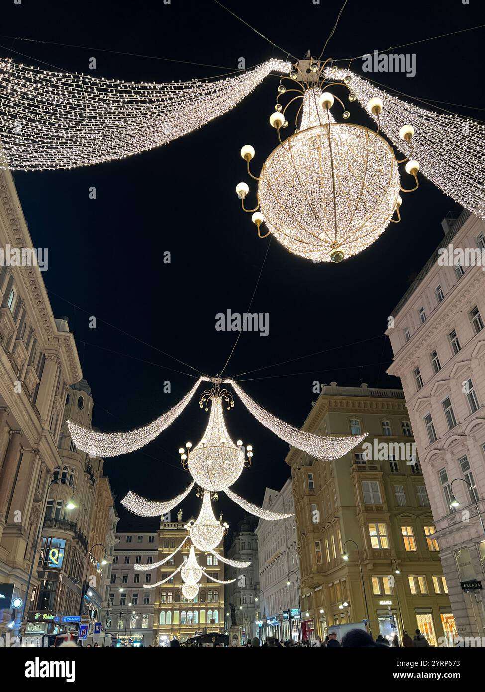 Weihnachtsbeleuchtung im Zentrum von Wien, Österreich. Großer Kronleuchter Weihnachtsbeleuchtung. Stockfoto