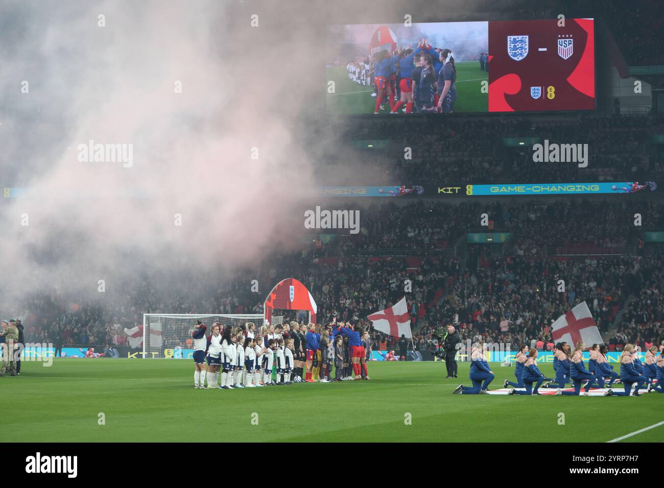 Die Teams stehen für die Nationalhymnen England gegen USA Wembley Stadium London Lionesses England Women's Football Team am 30. November 2024 an Stockfoto