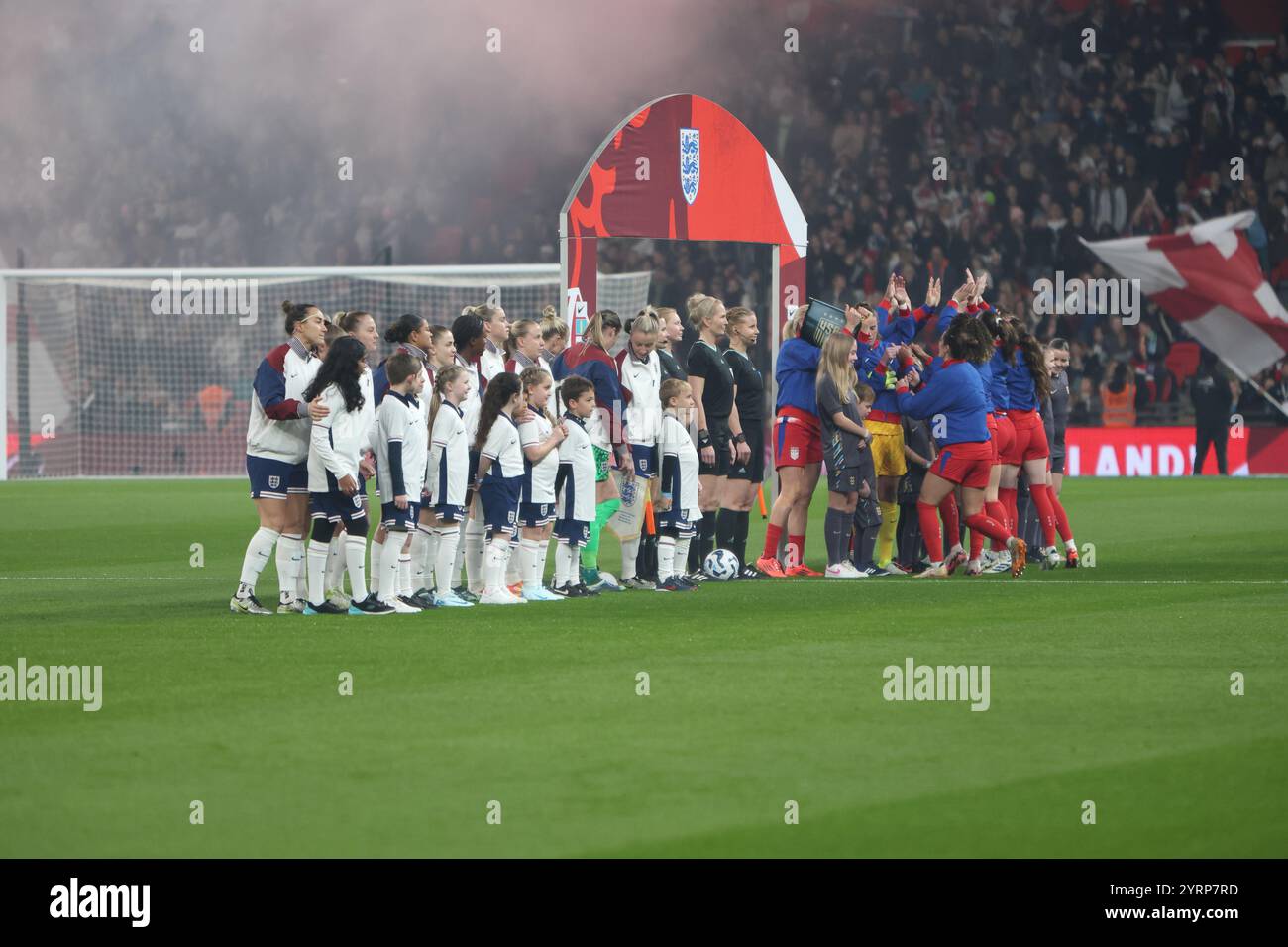 Die Teams stehen für die Nationalhymnen England gegen USA Wembley Stadium London Lionesses England Women's Football Team am 30. November 2024 an Stockfoto