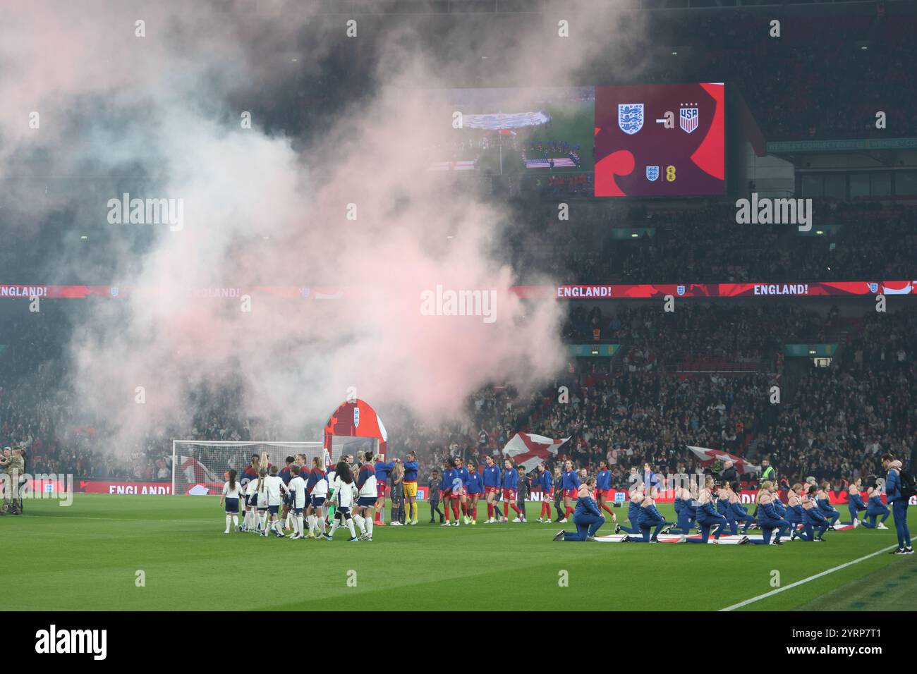 Die Teams stehen für die Nationalhymnen England gegen USA Wembley Stadium London Lionesses England Women's Football Team am 30. November 2024 an Stockfoto