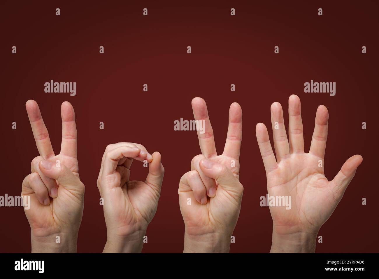 Datum Neujahr 2025 wird in Gebärdensprache auf dunkelrotem Hintergrund angezeigt Stockfoto