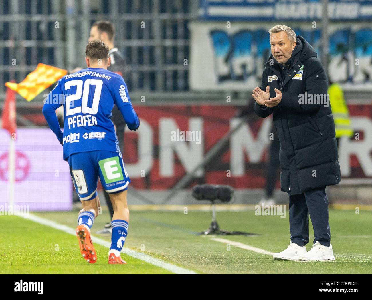 ABD0095 20241204 - SALZBURG - ÖSTERREICH: V.l. Manuel Pfeifer (Hartberg), Trainer Manfred Schmid (Hartberg) am Mittwoch, 4. Dezember 2024, während der Admiral Bundesliga-Begegnung, Grunddurchgang, 4. Dezember. Spieltag, zwischen Red Bull Salzburg und TSV Egger Glas Hartberg in Salzburg. - Foto: APA/EXPA/JOHANN GRODER - 20241204 PD10103 Credit: APA-PictureDesk/Alamy Live News Stockfoto