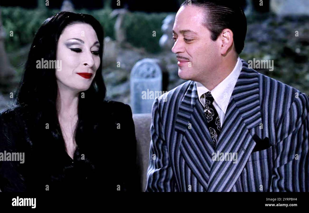 DIE FAMILIE ADDAMS 1991 Paramount Pictures Film mit Anjelica Huston als Morticia Addams und Raul Julia als Gomez Addams Stockfoto