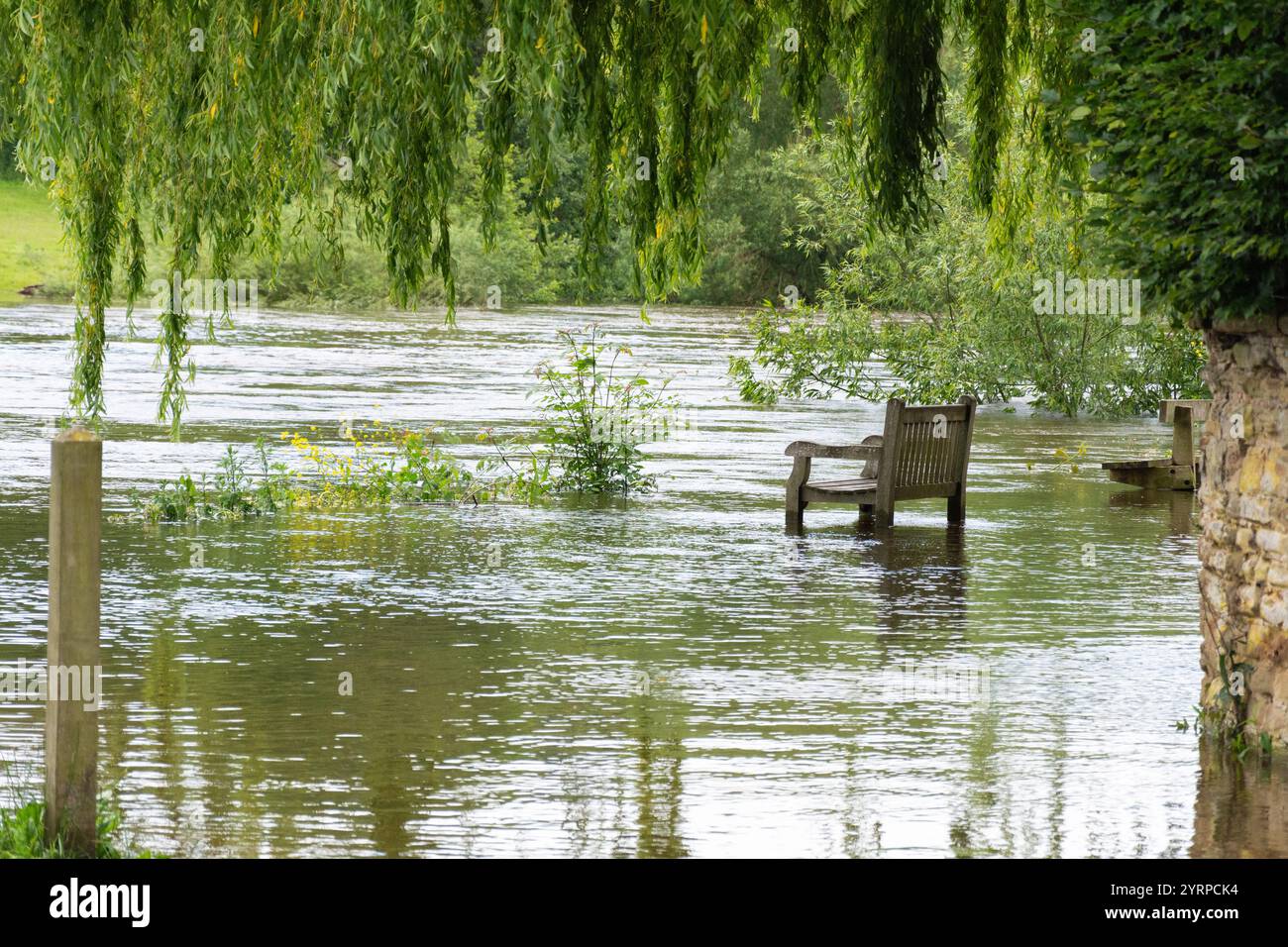 Öffentliche Bänke (Sitzplätze) im Flutwasser des Flusses Severn, Upper Arley, Worcestershire, Großbritannien, 16-06-2019. Stockfoto