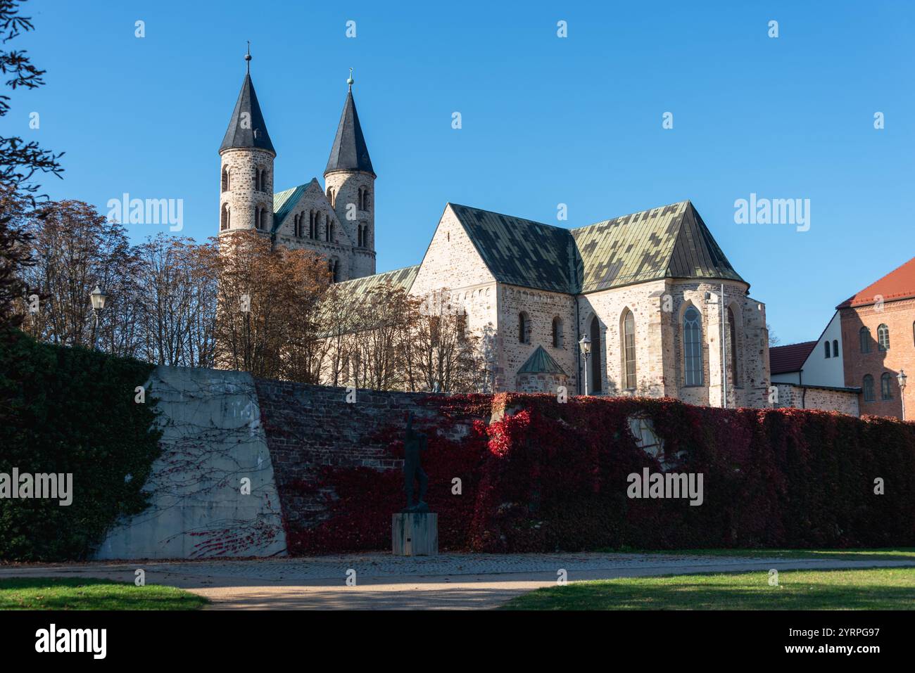 Kloster unserer Lieben Frau im Herbst, rote Weinblätter, Magdeburg, Sachsen-Anhalt, Deutschland Stockfoto