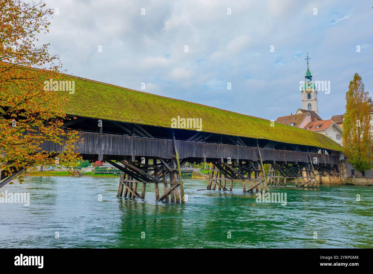 Altstadt und die historische Holzbrücke über die Aare an einem sonnigen Tag mit Wolken in Olten, Kanton Solothurn, Schweiz. Stockfoto