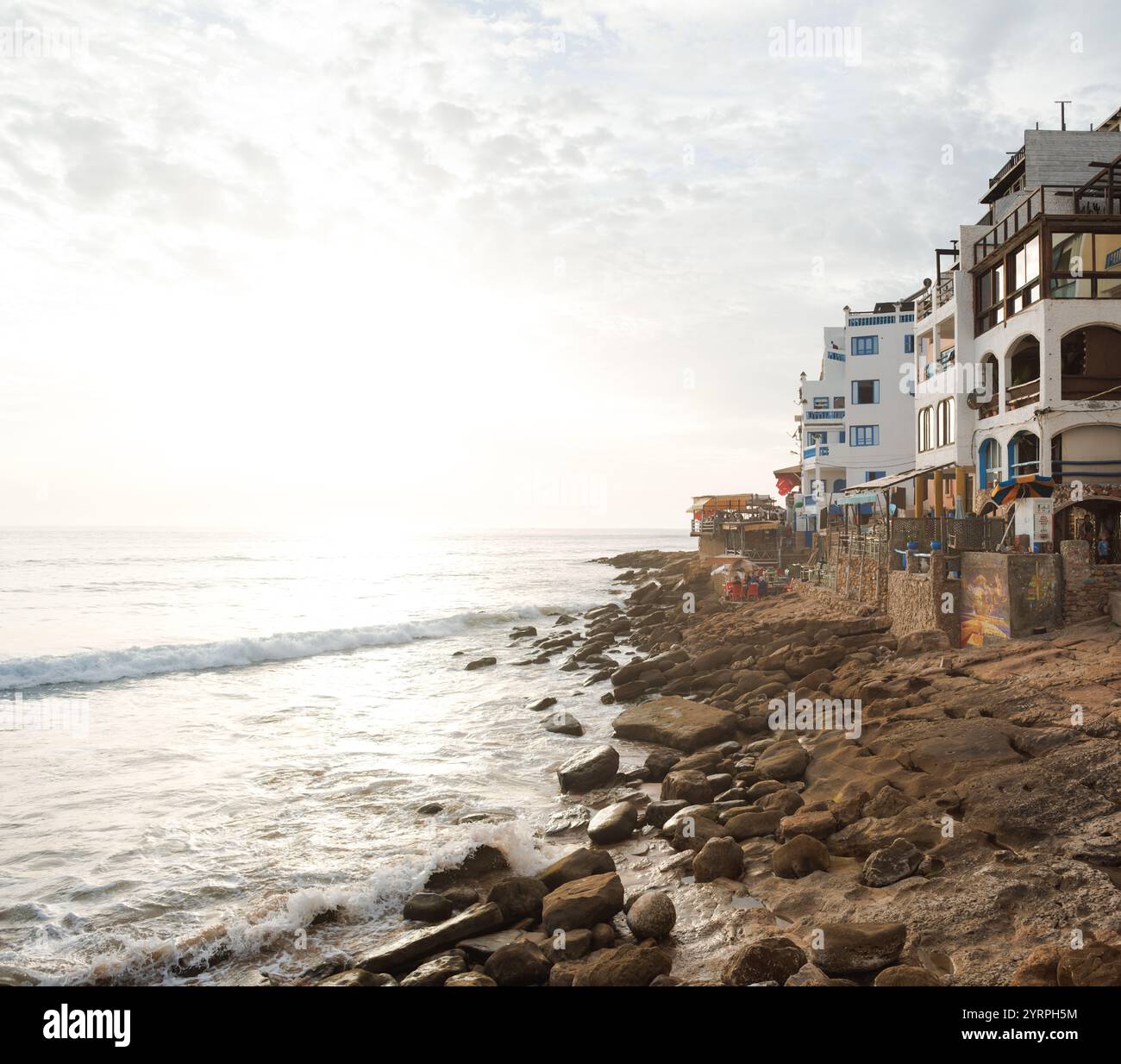 Strand des beliebten Touristenziels Taghazout in Marokko. Stockfoto