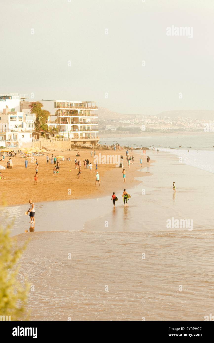 Strand des beliebten Touristenziels Taghazout in Marokko. Stockfoto