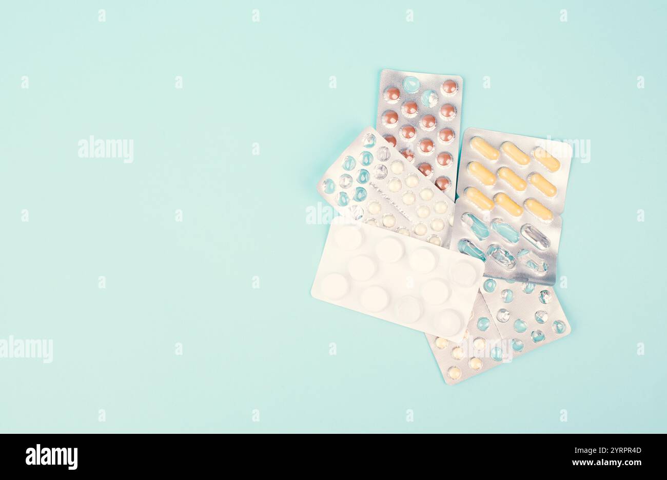 Pillen mit Medizin, sucht zu Nahrungsergänzungsmitteln und Überdosis, Medikamentenverordnung, Apotheke Tabletten, Gesundheit und Behandlung Stockfoto