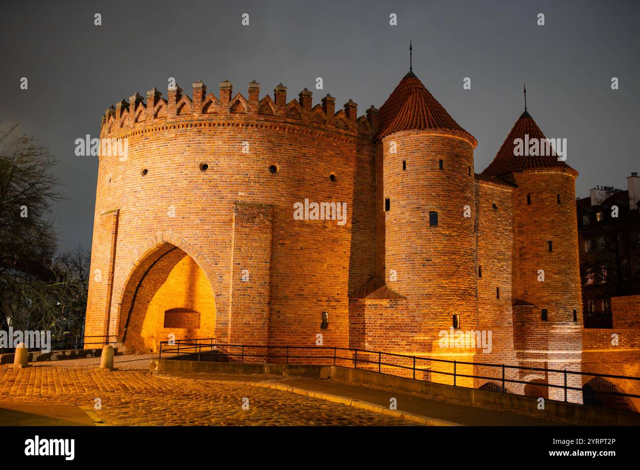 Alte Festung Barbican im Zentrum von Warschau, Polen bei Nacht. Barbakan Warszawski Stockfoto