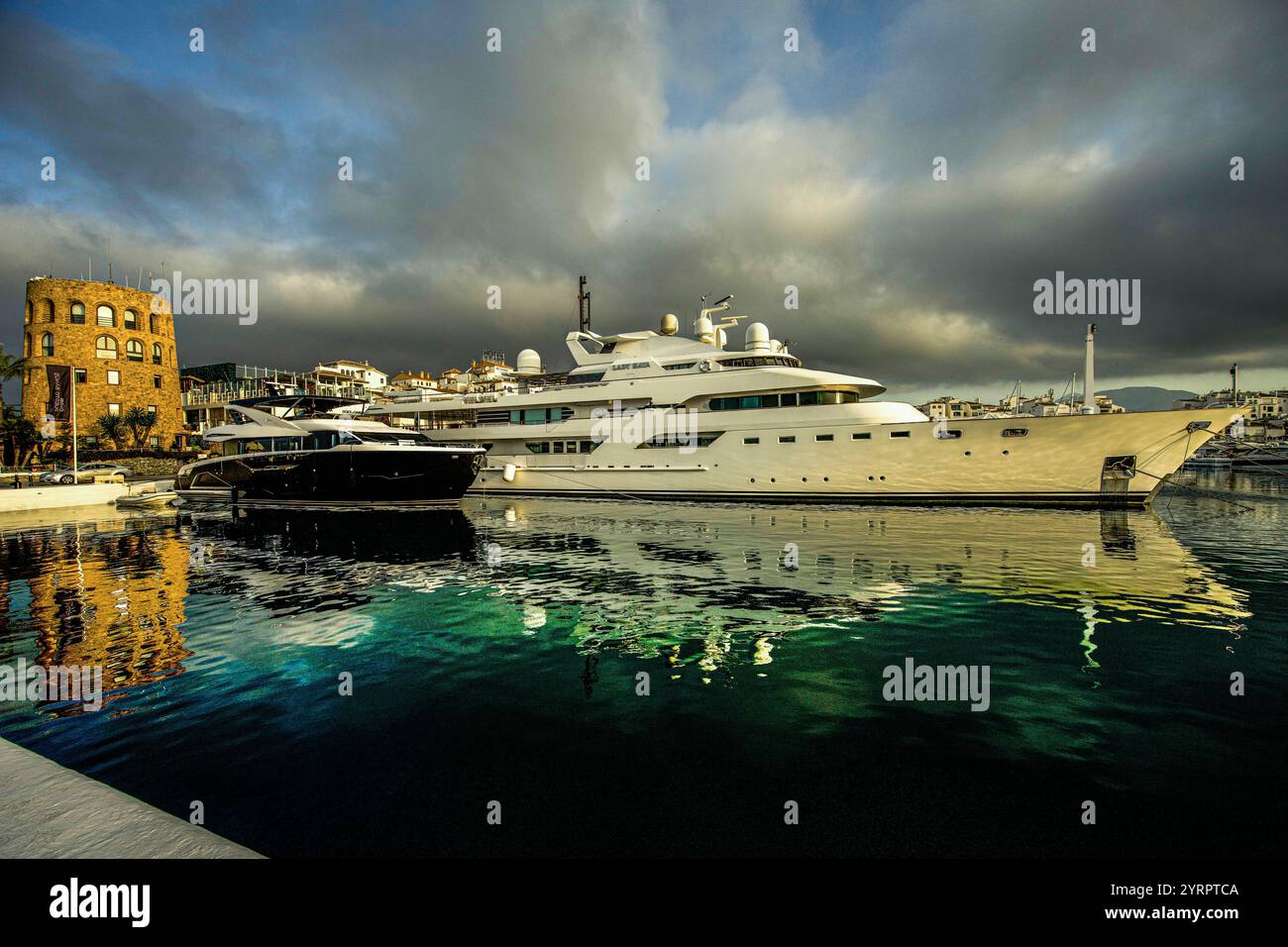 Yacht „Lady Kaya“ der saudischen Königsfamilie im Hafen von Puerto Banús, Marbella, Costa del Sol, Spanien Stockfoto