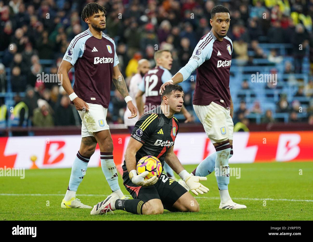 Aston Villa Torhüter Emiliano Martinez (Mitte) reagiert während des Premier League-Spiels im Villa Park, Birmingham. Bilddatum: Mittwoch, 4. Dezember 2024. Stockfoto