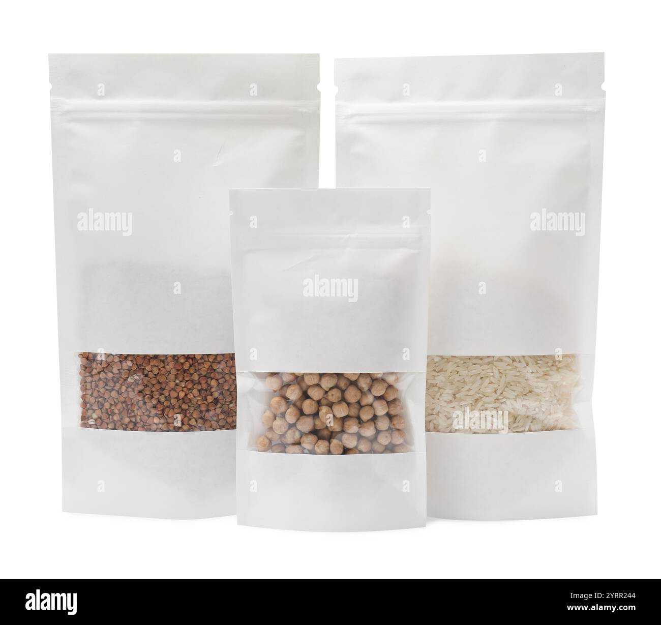 Papierbeutelbeutel mit verschiedenen Produkten, isoliert auf weiß Stockfoto