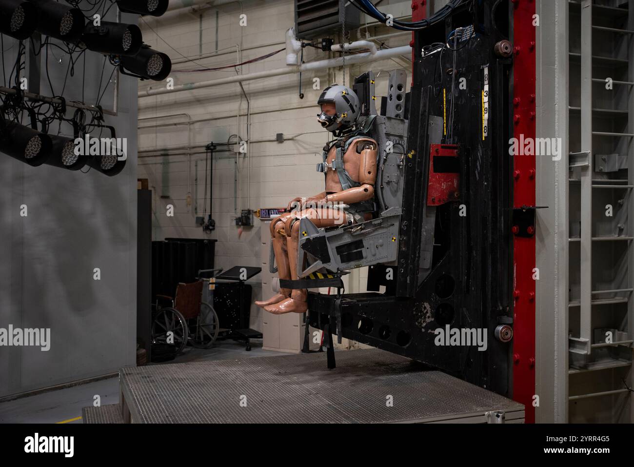 Ein anthropomorphes Testgerät, kurz ATD, befindet sich am 14. November 2024 auf dem Vertical Deeleration Tower, Teil des Biodynamics Laboratory, auf der Wright-Patterson Air Force Base, Ohio. Das Labor, Teil des 711. Human Performance Wing des Air Force Research Laboratory, ermöglicht es Forschern, ATDS und menschliche Probanden zu verwenden, um die Sicherheit und Funktionalität von Flugausrüstung und Flugzeugsitzen zu bewerten, indem die Auswirkungen der Aufprallbeschleunigung untersucht werden. (Foto der U.S. Air Force / Richard Eldridge) Stockfoto