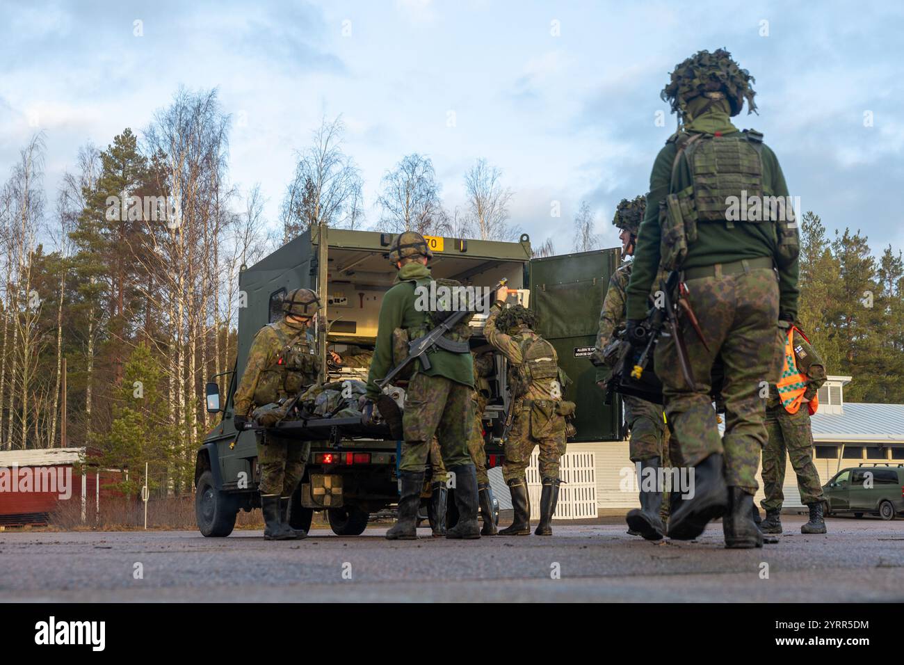 Finnische Soldaten der Küstenbrigade, finnische Marine, beladeten am 27. November 2024 in Virolahti, Finnland, Opfer in einem finnischen Militärwagen der G-Klasse während der Übung Freezing Winds 24. US-Marines, die der Marine Rotational Force – Europe zugewiesen sind, nehmen in Finnland an der Übung Freezing Winds 24 Teil, einer jährlichen von Finnland geführten maritimen Übung, die als Veranstaltungsort dient, um die Bereitschaft und Interoperabilität der finnischen Marine zwischen NATO-Partnern und Verbündeten in und um die Ostsee zu verbessern. (Foto des U.S. Marine Corps von Lance CPL. Christian Salazar) Stockfoto