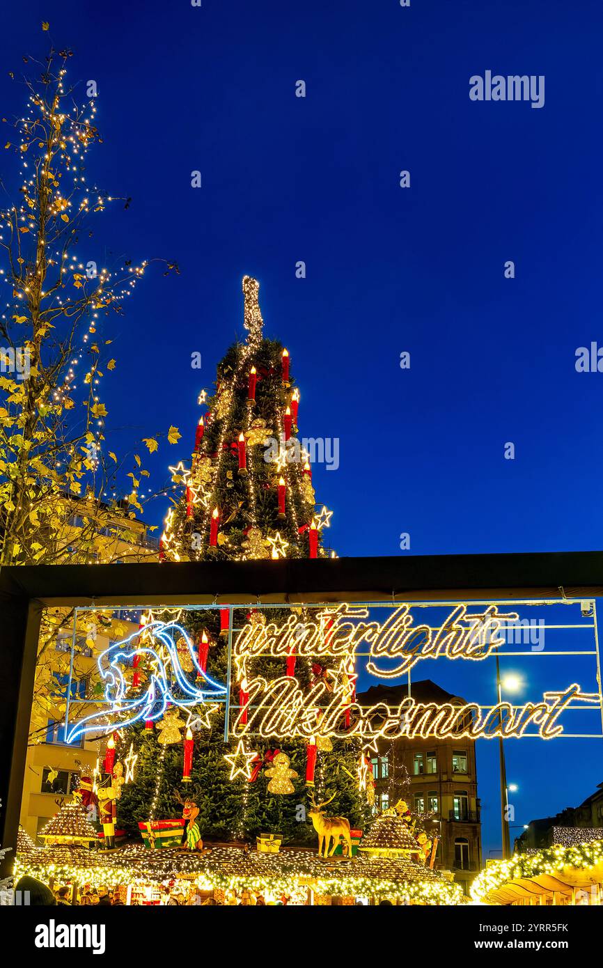Der feierliche Eintritt zum Niklosmaart (St. Nikolaus Markt) am Place de Paris in Luxemburg-Stadt, Luxemburg Stockfoto