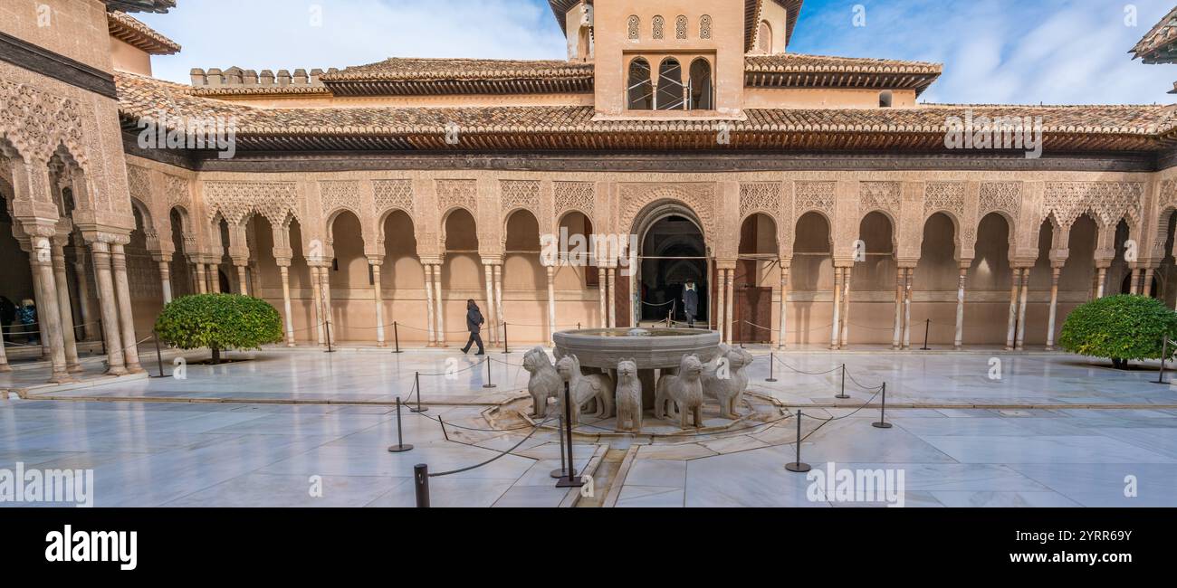 Granada, Spanien - 22. November 2022 : Alhambra Palast Patio de los leones (Patio de los leones). Muslimische andalusische Marmorsäulen im Terrassenstil mit Stockfoto