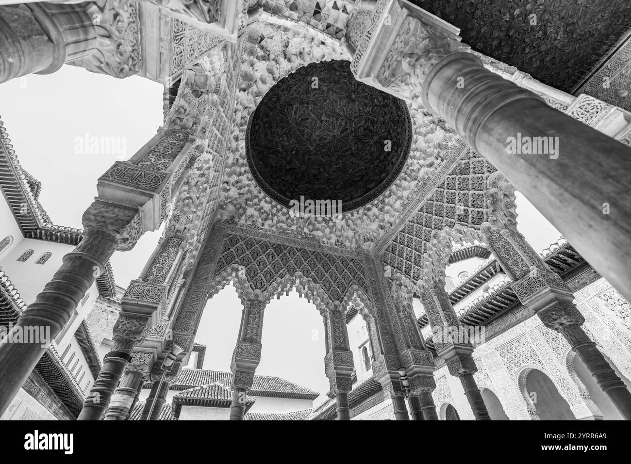 Granada, Spanien - 22. November 2022 : Alhambra Palast östlicher Pavillon des Patio des Hofes der Löwen (Patio de los leones). Muslimische andalusische Terrasse Stockfoto