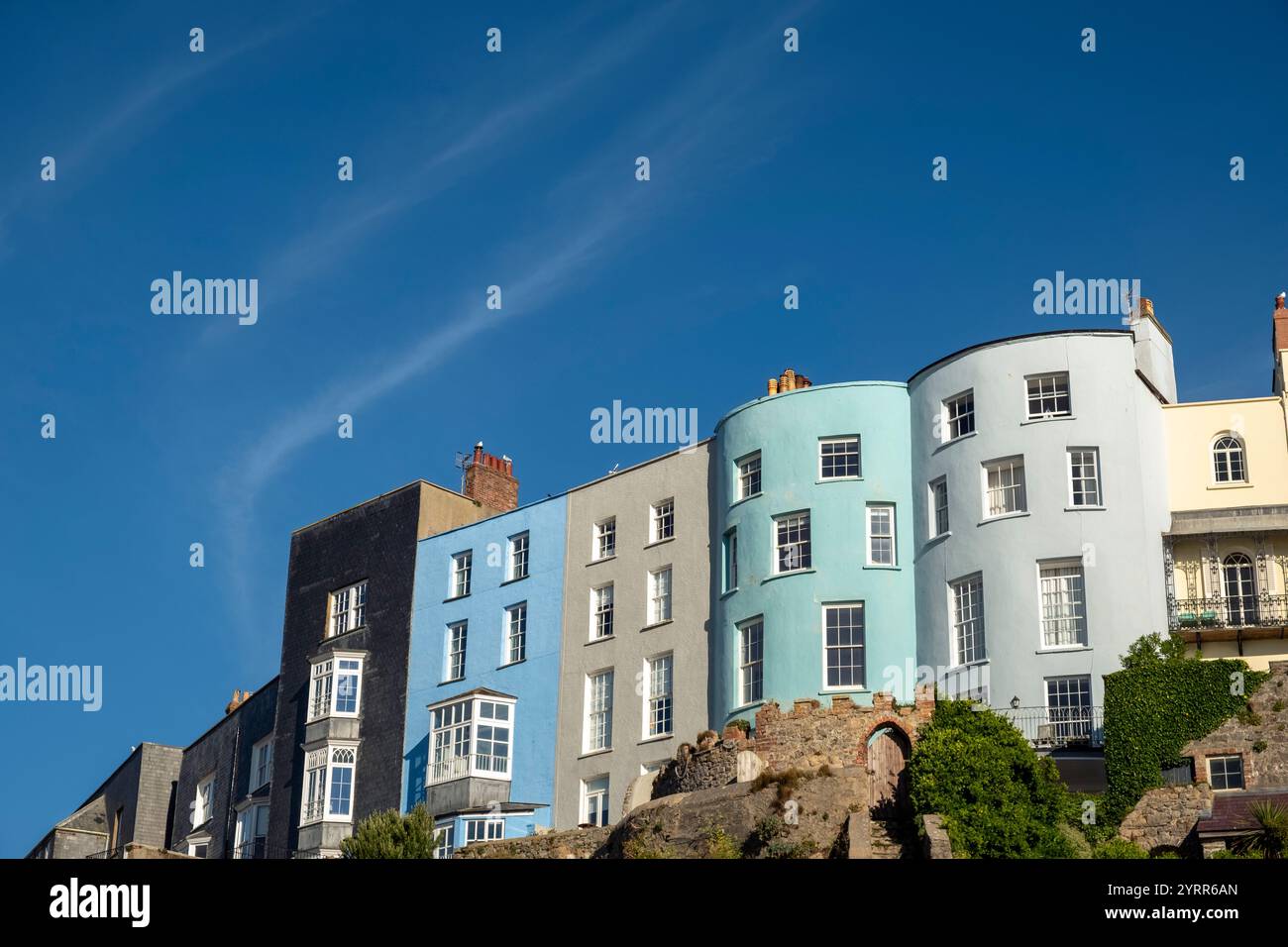 Farbenfrohe Häuserreihe überblickt das Meer in Tenby Stockfoto
