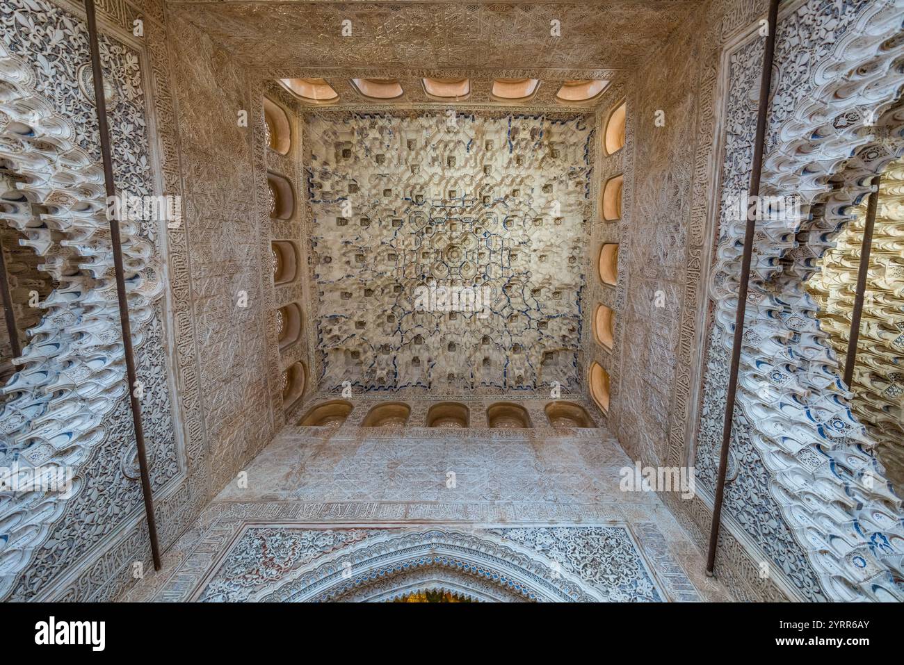 Granada, Spanien - 22. November 2022 : Muqarnas-Gewölbe des Alhambra-Palastes im Saal der Könige (Sala de los Reyes), die Decke des Justizsaals ist mit Ornamenten versehen Stockfoto