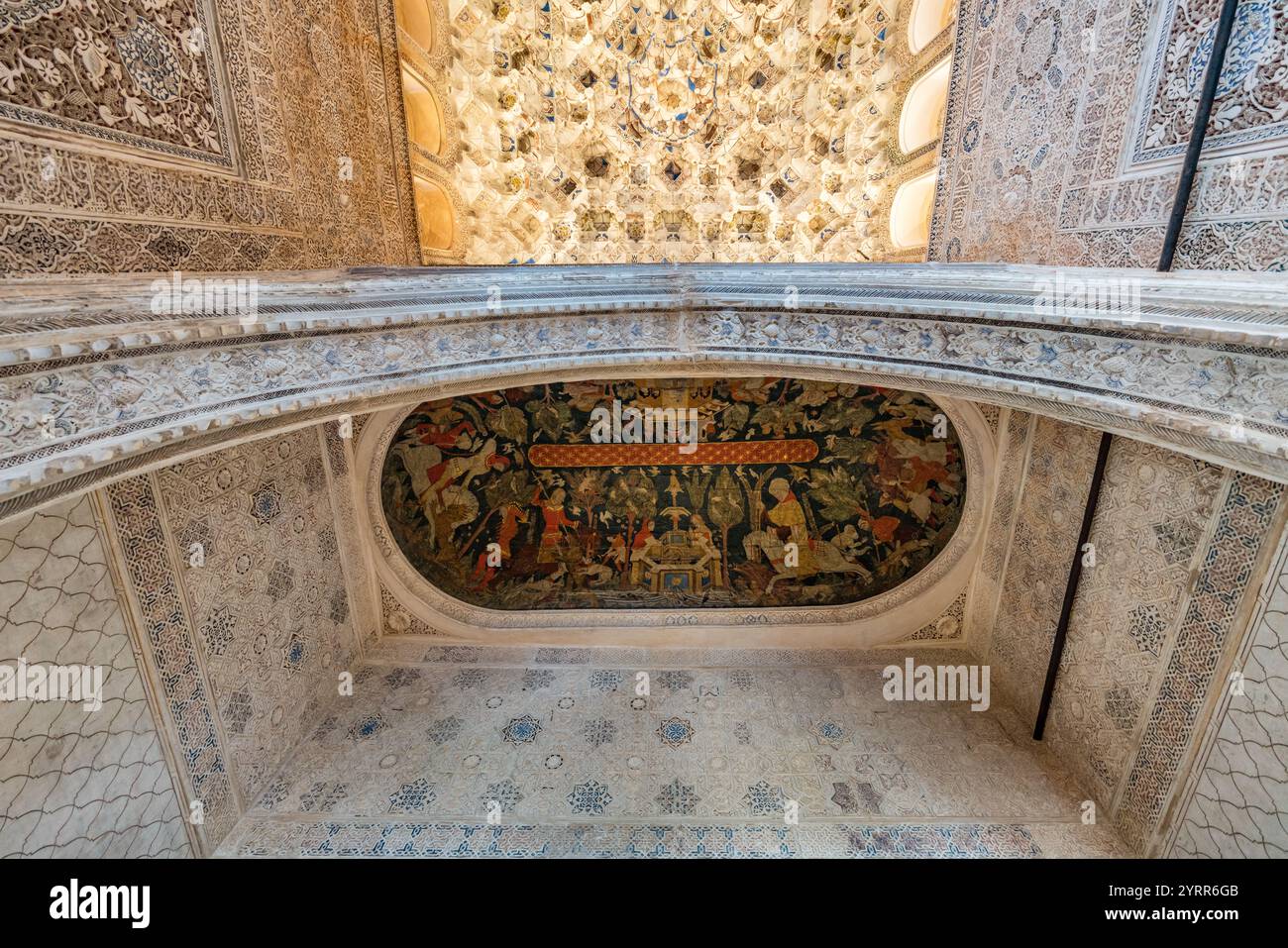 Granada, Spanien - 22. November 2022 : Alhambra Palast muqarnas Tresor in der Halle der Könige (Sala de los Reyes) Richterhalle Nasriden Figuren Decke Schmerz Stockfoto