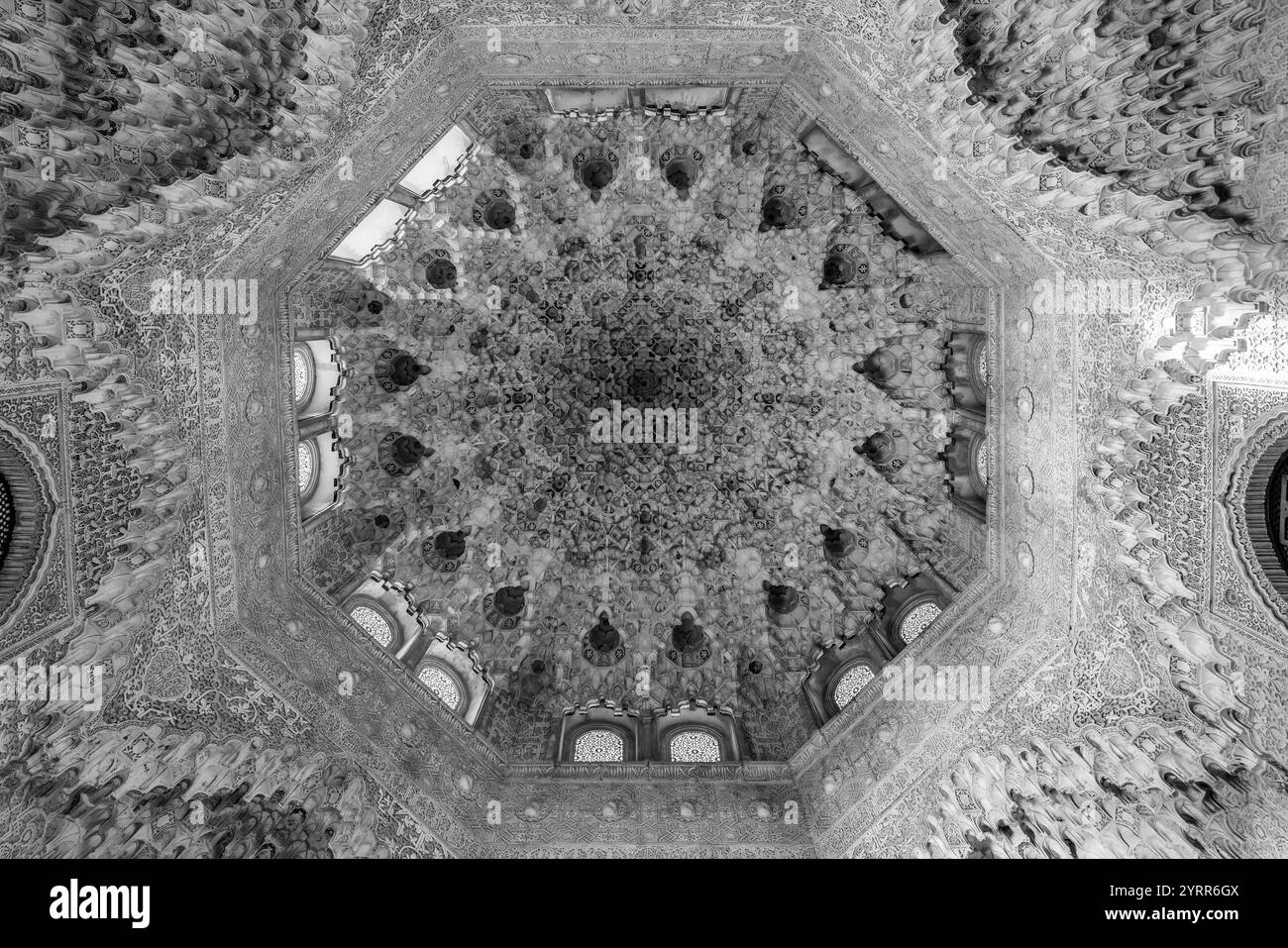 Granada, Spanien - 22. November 2022 : Alhambra Palast, Sala de las Dos hermanas zwei Schwestern Halle. Überblick über die achteckige blumenförmige Deckenkuppel von moc Stockfoto