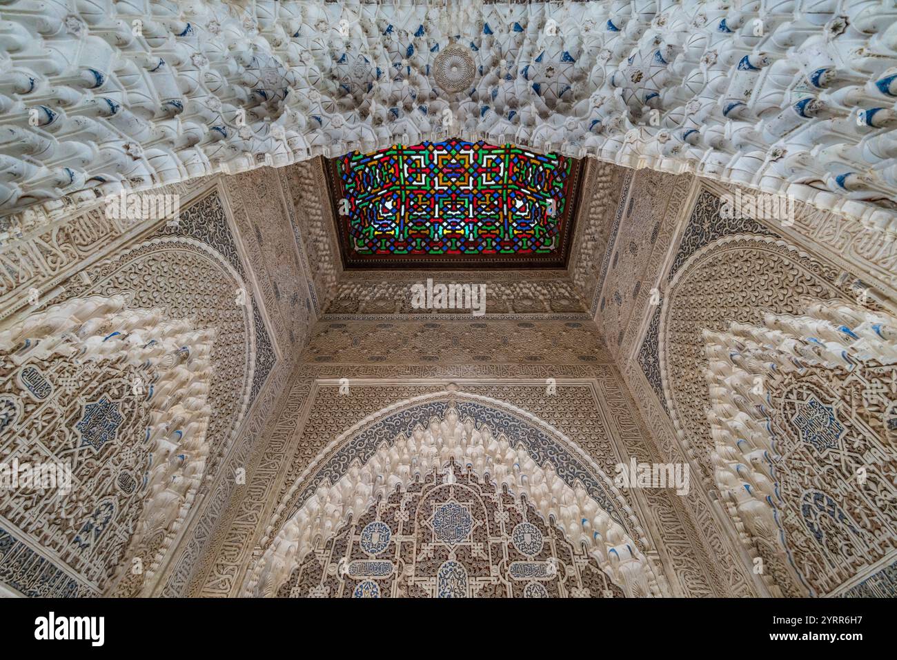 Granada, Spanien - 22. November 2022 : Alhambra Palast Daraxa's Mirador (Mirador de Daraxa oder lindaraja) Bögen mit Mocarabes Wandputzstreifen an Stockfoto