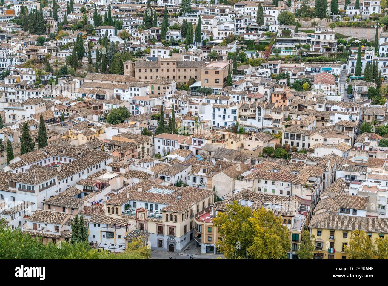 Granada, Spanien - 22. November 2022 : aus der Vogelperspektive des Viertels Albaicin oder Albayzin vom Alhambra-Palast aus. UNESCO-Weltkulturerbe. Stockfoto