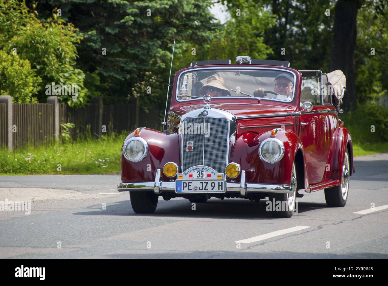 Eleganter roter Mercedes Cabriolet auf malerischer Landstraße, Oldtimer, Cabriolet, Mercedes Benz 220 Cabriolet, Niedersachsen, Germa Stockfoto