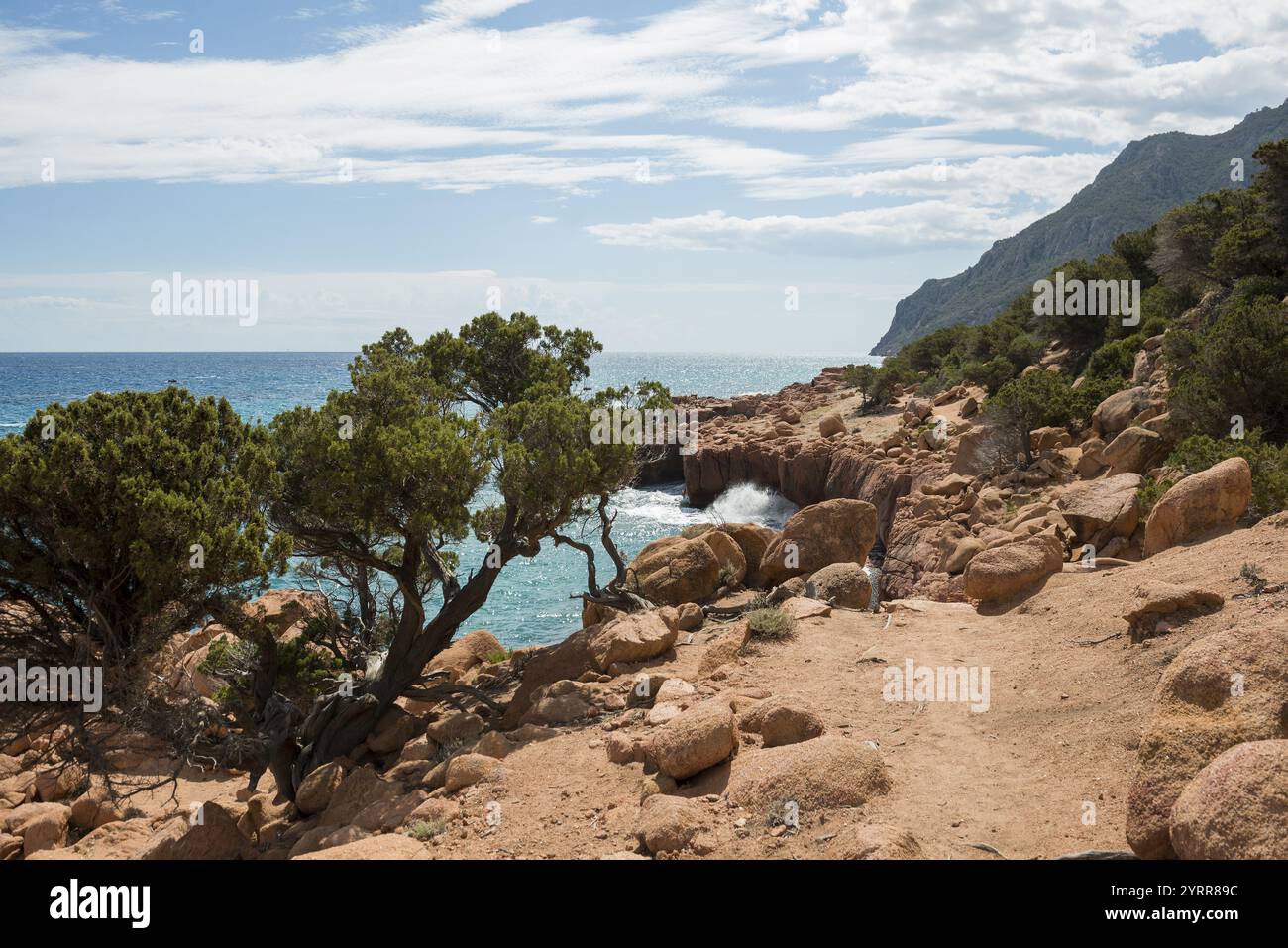 Wanderweg entlang der Küste mit roten Felsen und Meer, Spiaggia di Coccorocci, in der Nähe von Tertenia, Provinz Ogliastra, Sardinien, Italien, Europa Stockfoto