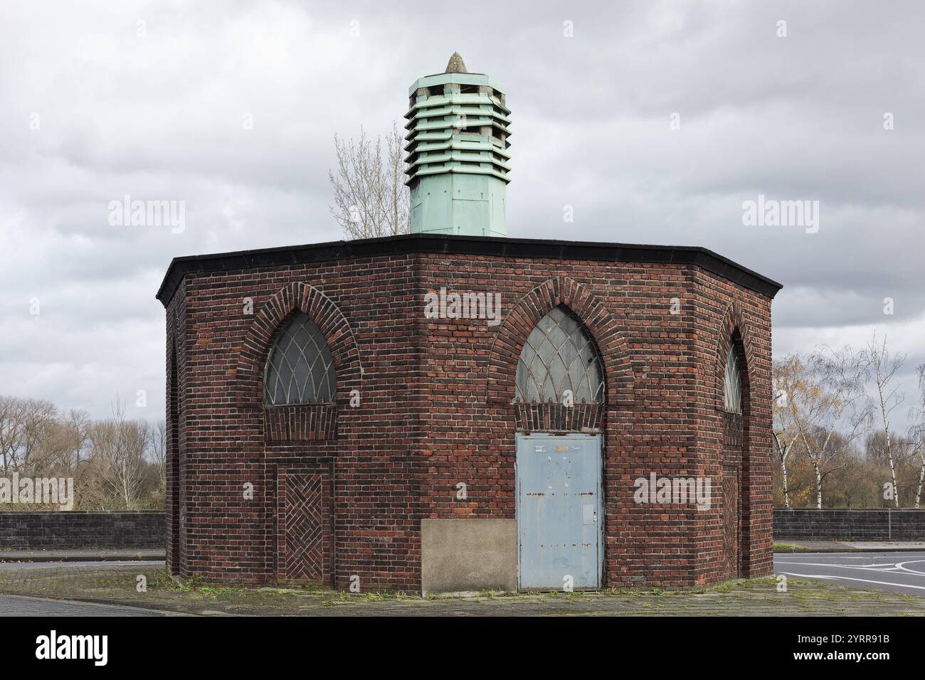 Transformatorhaus des Kölner Gas- und Stromwerks von 1928, achteckiges Backsteinhaus im expressionistischen Stil, Köln-Niehl, Nordrhein-Westfalen Stockfoto