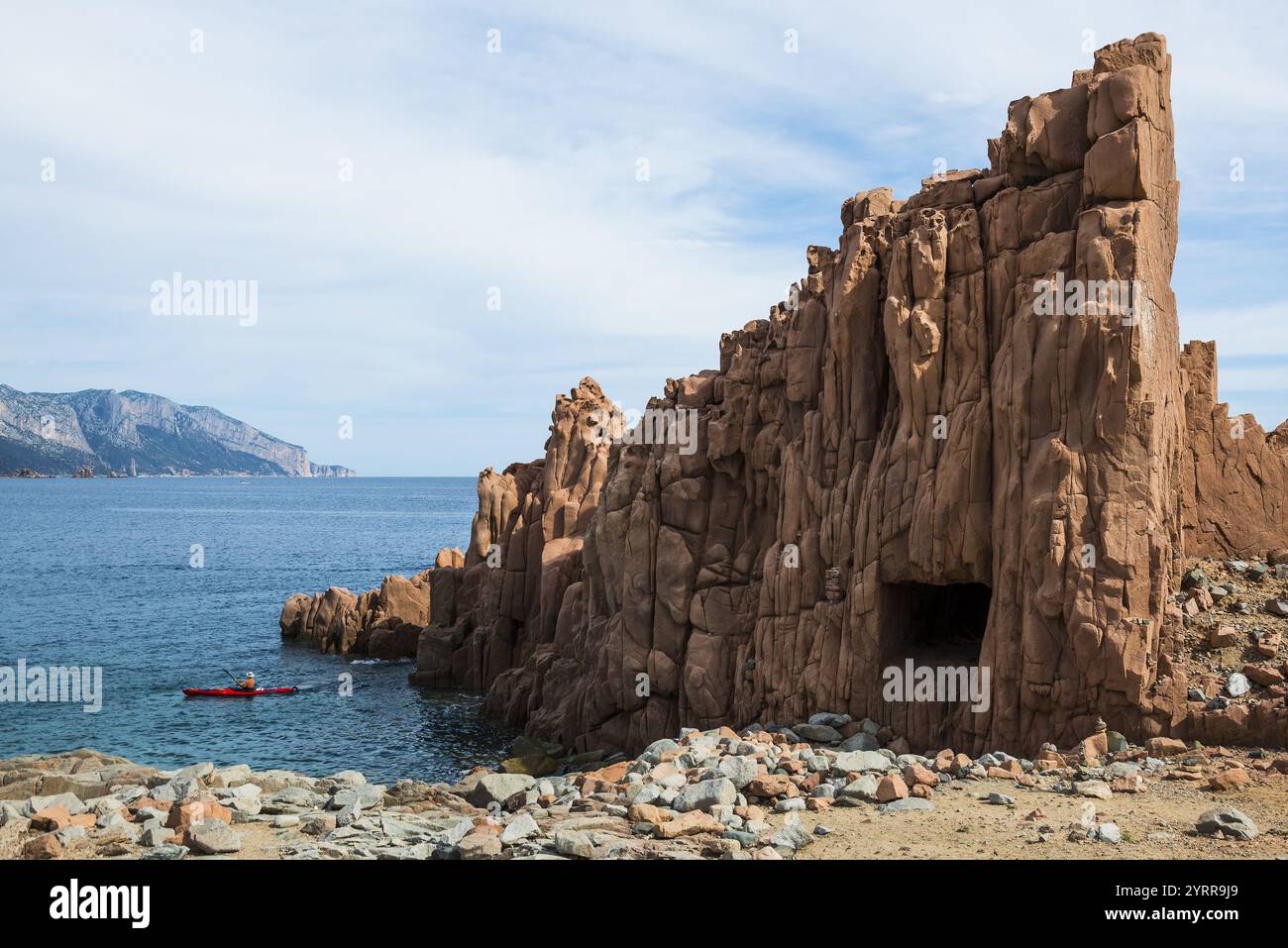 Rote Felsen am Meer, Porphyrgesteine, Arbatax, Tortoli, Provinz Ogliastra, Sardinien, Italien, Europa Stockfoto