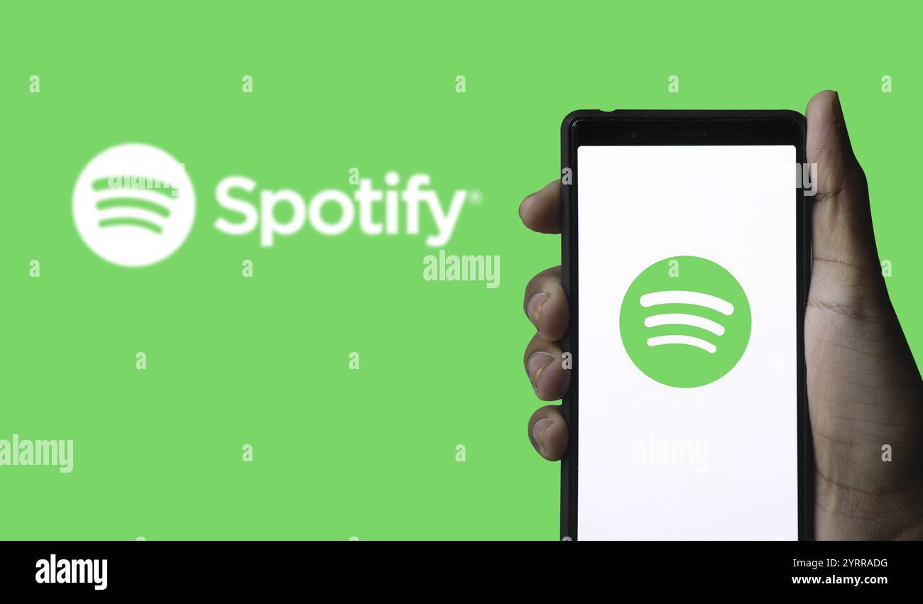 Spotify Logo auf dem Smartphone Spotify ist ein digitaler Musikdienst, der Ihnen Zugriff auf Millionen von Musiktiteln ermöglicht Stockfoto