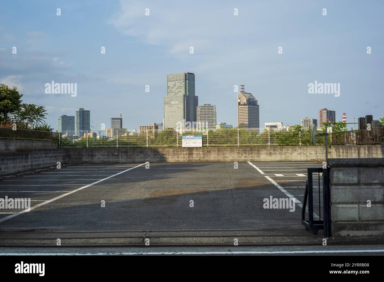 Leerer Parkplatz mit Blick auf die Wolkenkratzer, Sendai, Japan, Asien Stockfoto