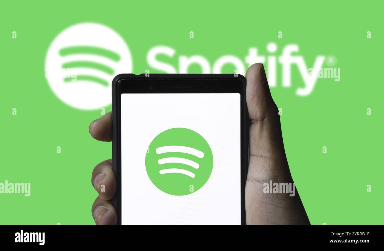 Spotify Logo auf dem Smartphone Spotify ist ein digitaler Musikdienst, der Ihnen Zugriff auf Millionen von Musiktiteln ermöglicht Stockfoto
