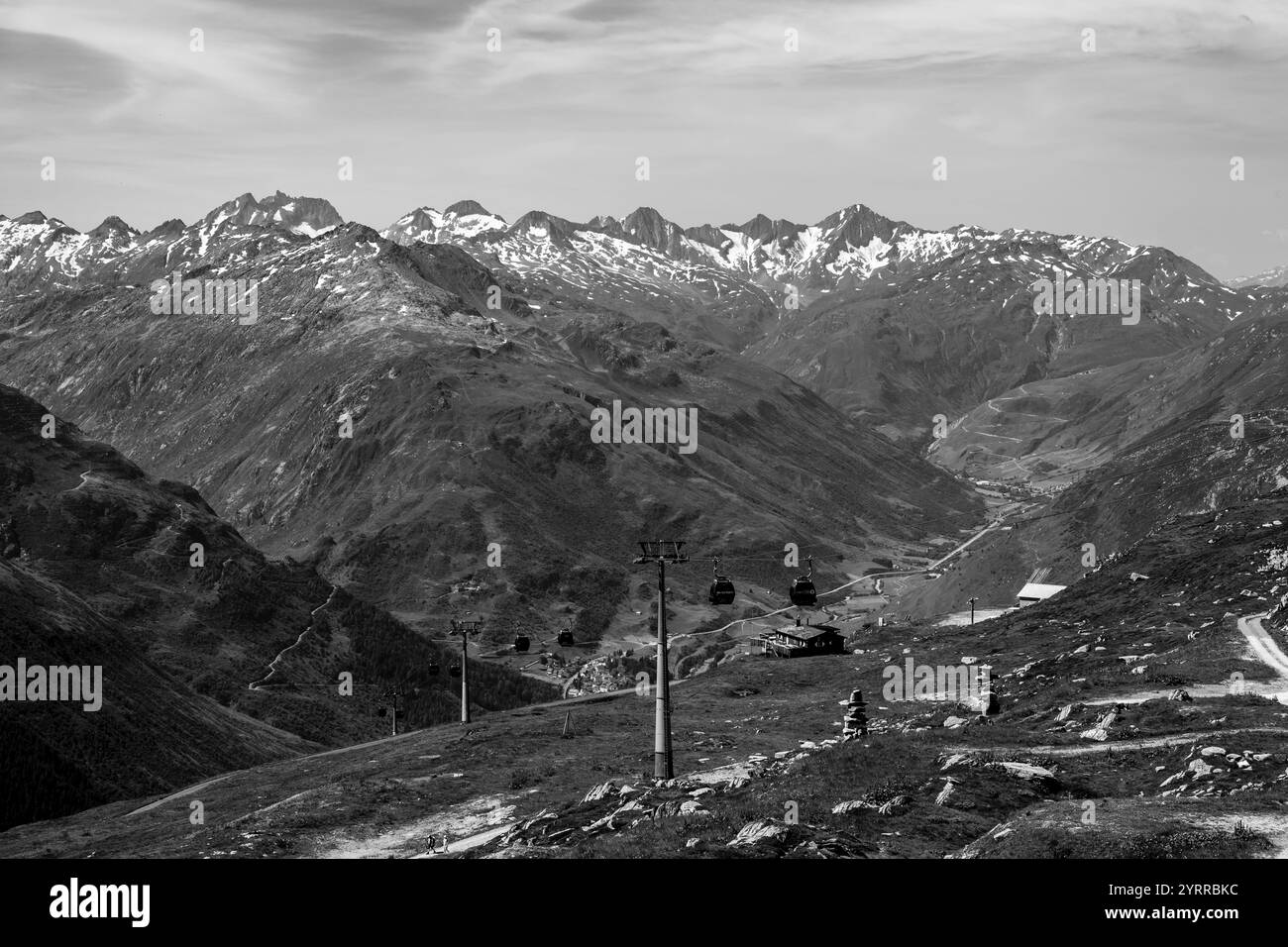 Wunderschöner Panoramablick über den Berggipfel mit Schnee von der Seilbahn an einem sonnigen Sommertag in Andermatt, URI, Schweiz. Stockfoto