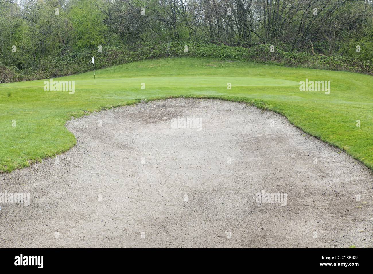 Verlassener Golfplatz bei schönem Wetter Stockfoto