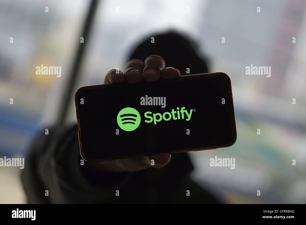 Spotify Logo auf dem Smartphone Spotify ist ein digitaler Musikdienst, der Ihnen Zugriff auf Millionen von Musiktiteln ermöglicht Stockfoto