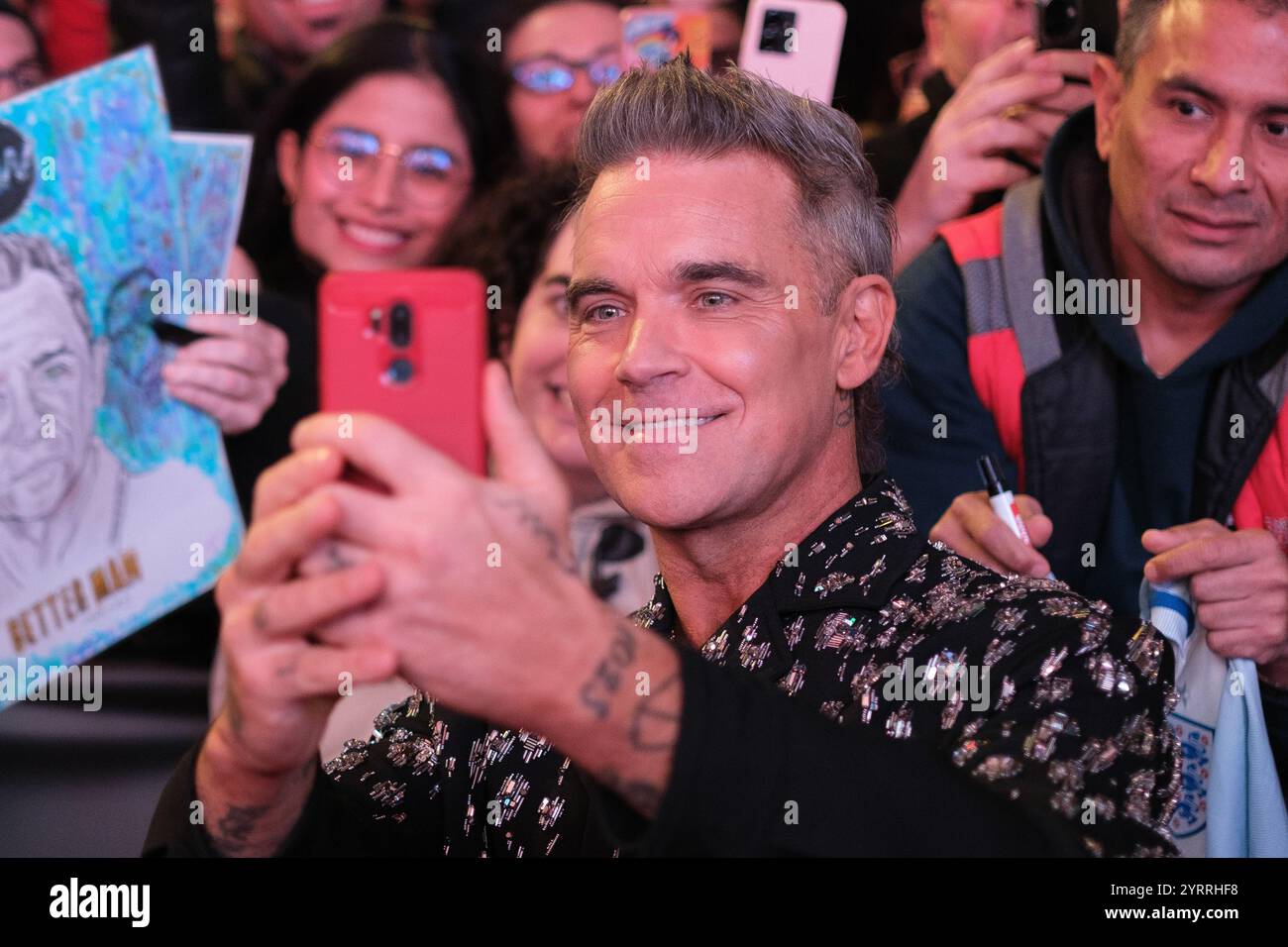 Sänger Robbie Williams besucht die Premiere von Better man im Capitol-Kino am 4. Dezember 2024 in Madrid. Stockfoto