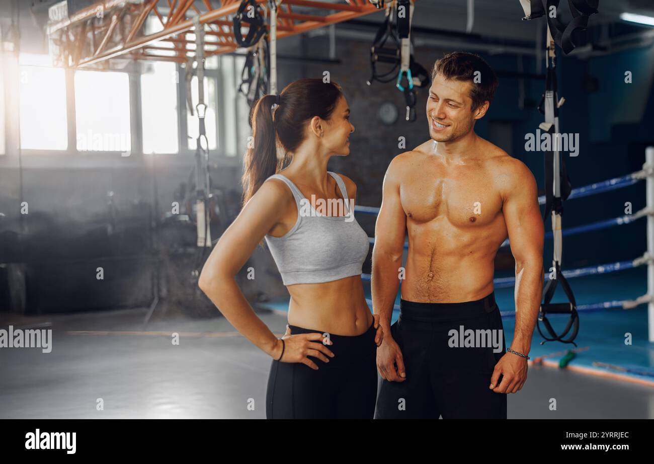 Fitness-Motivation Treffen Sie den Dynamic Duo, der im Fitnessstudio mit Begeisterung Ziele zusammen zerquetscht Stockfoto